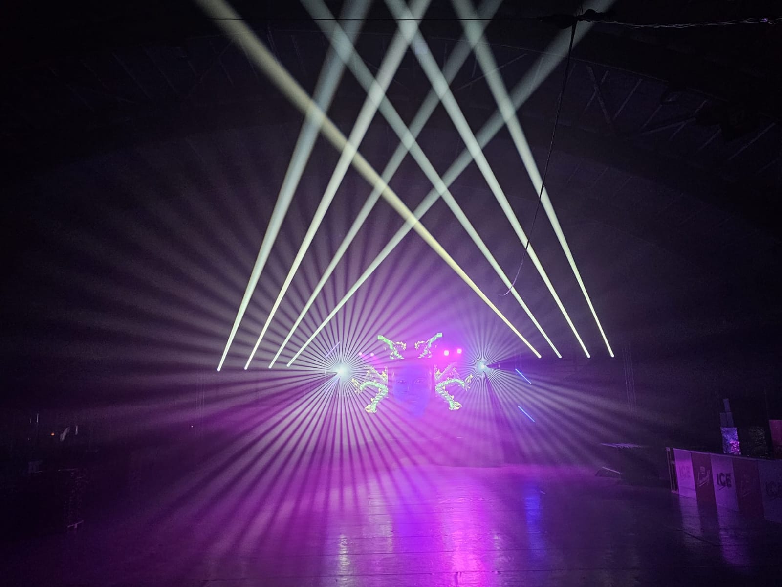 Matériel événementiel professionnel Stage Light & Sound - Sonorisation et éclairage pour fêtes et événements en Suisse